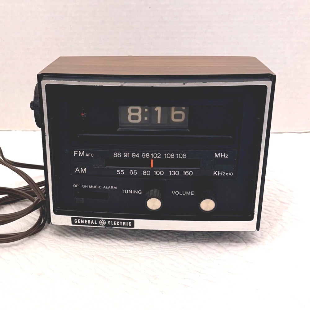 Vintage General Electric GE AM FM Clock Radio Walnut Grain 7-4415A Retro Works